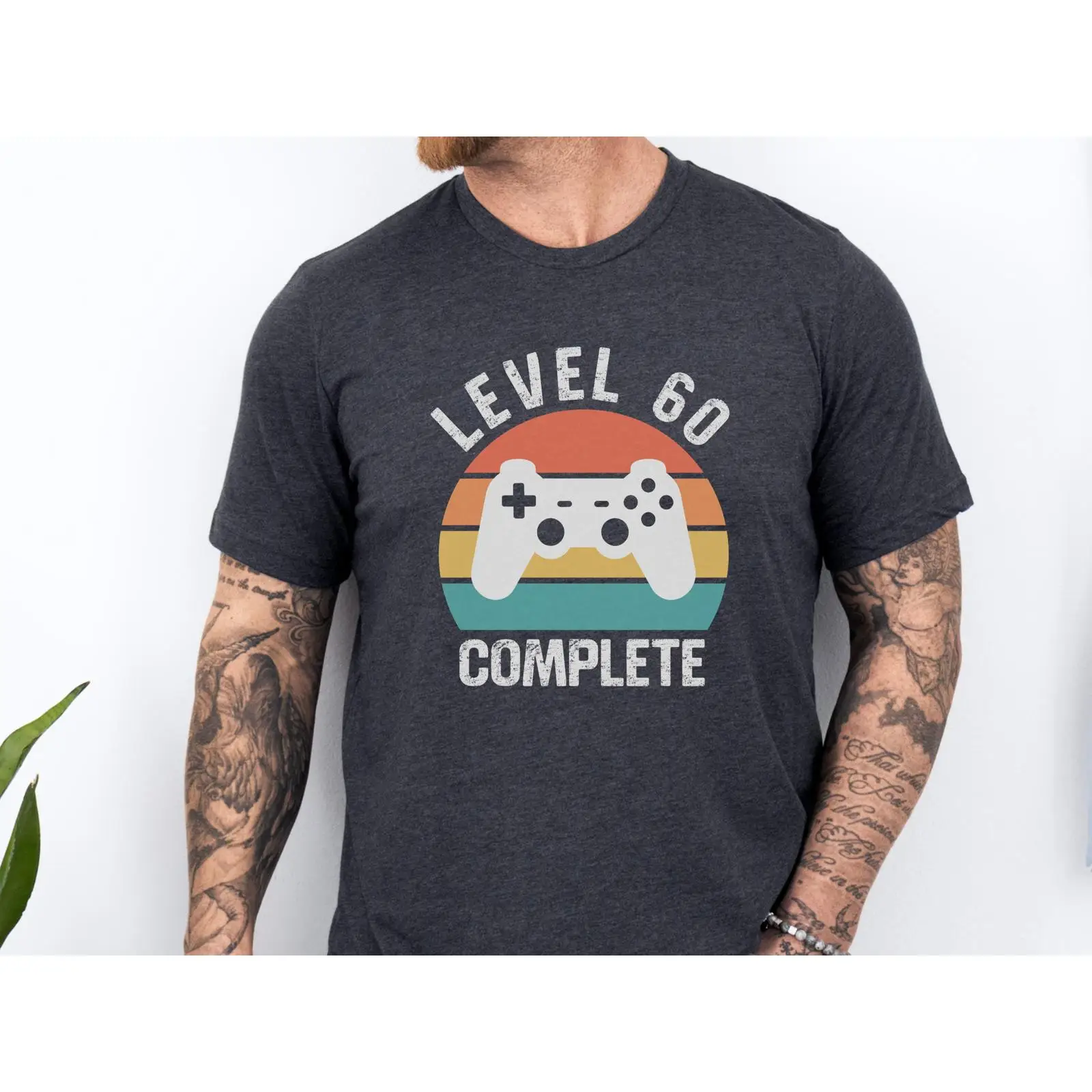 Retro Gaming Achievements - レベル60コンプリートTシャツ レトロゲーム ゲーマー 誕生日プレゼント アチーブメント解除済み ビデオゲームアパレル
